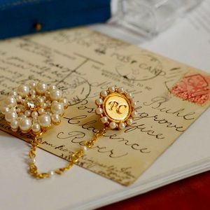 Vintage AVON gold tone faux pearl double brooches chain